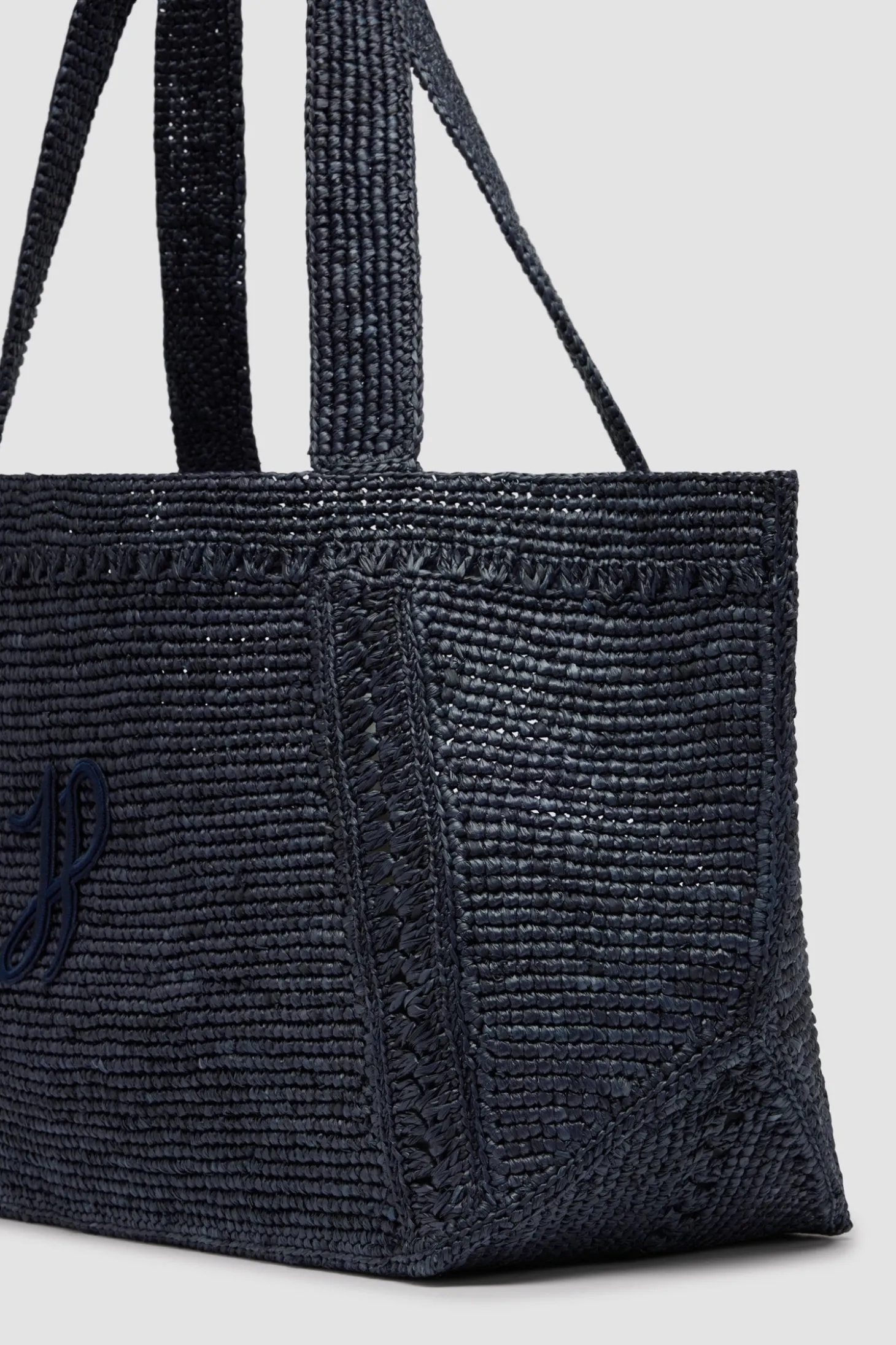 Großer trapezförmiger Patou Shopper mit Logo aus Raffiabast