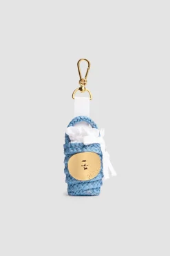 Ikonischer Bucket Charm aus Raffiabast