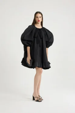 Kleid mit Rüschensaum aus recycelter Faille