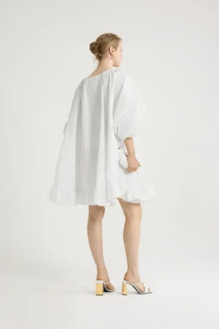 Kleid mit Rüschensaum aus recycelter Faille