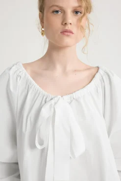 Kleid mit Rüschensaum aus recycelter Faille
