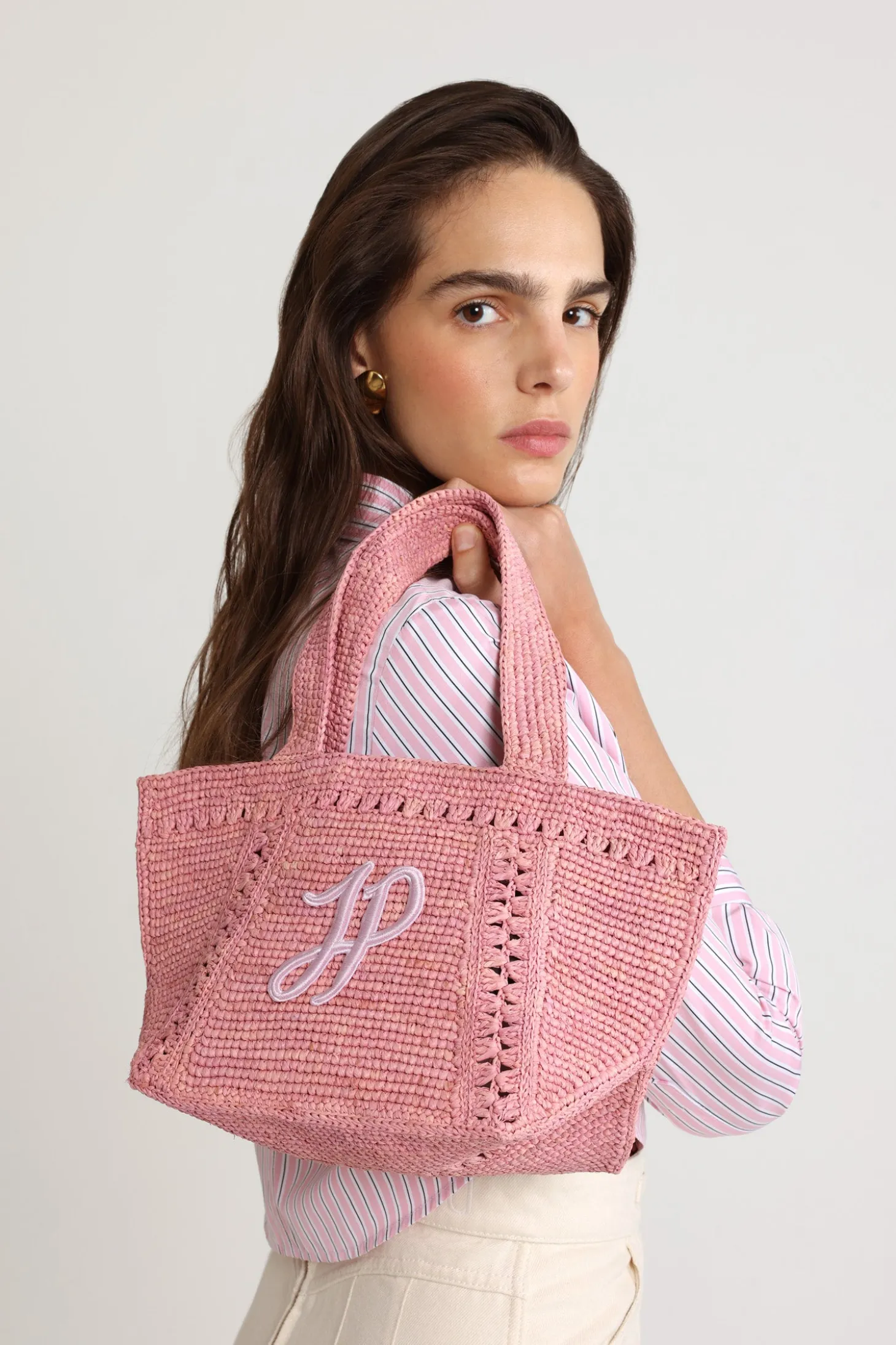 Kleiner trapezförmiger Patou Shopper mit Logo aus Raffiabast