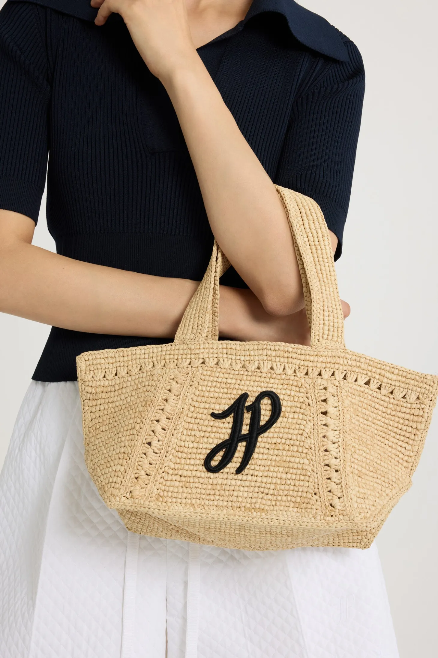 Kleiner trapezförmiger Patou Shopper mit Logo aus Raffiabast