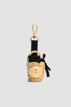Ikonischer Bucket Charm aus Raffiabast